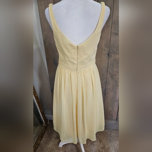 DAVID'S BRIDAL Short Chiffon V-Neck Dress with Ruching In Canary Yellow. Size 4 - Picture 9 of 14